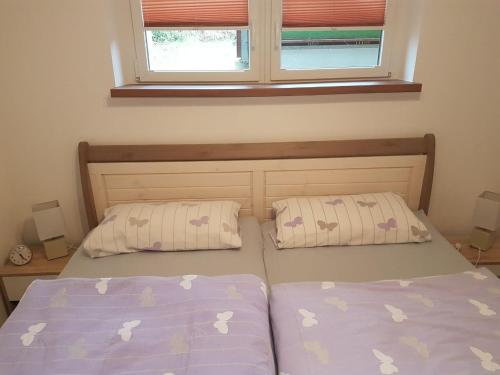 Postel nebo postele na pokoji v ubytování Ferienwohnung Tannenweg / Poseritz