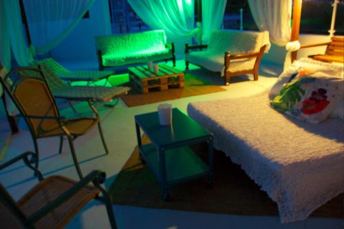 Un modelo de dormitorio con cama y sillas en Galini Hotel, en Agia Marina Aegina