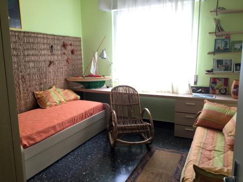 Zimmer mit einem Sofa, einem Stuhl und einem Fenster in der Unterkunft Casa Mon Amour by Holiday World in Moneglia
