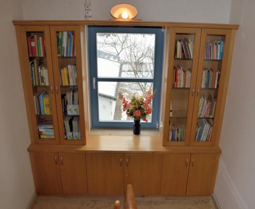 ツェンピンにあるFerienwohnungen Egon Schulzの花瓶を前に置いた部屋の窓