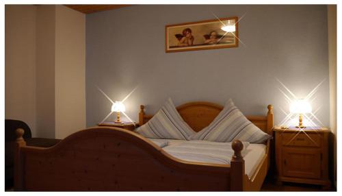 リーデンブルクにあるFerienwohnung Rita Halserのベッドルーム1室(ベッド1台、ライト2つ付)