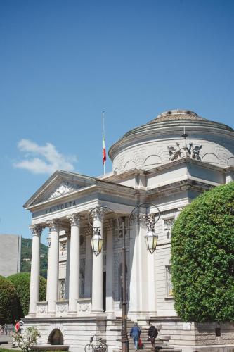 a large white building with columns and a flag at Alessia's Place in Como