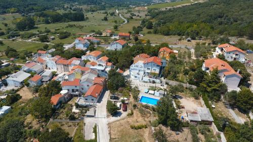 eine Luftansicht eines Dorfes mit Häusern in der Unterkunft Apartmani Mihaela II in Baška