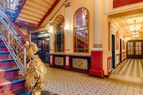 a staircase in a building with a statue in the middle at Focus Hotel Premium Pod Orłem in Bydgoszcz
