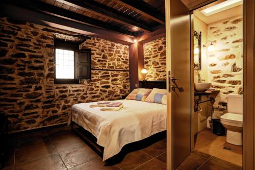 Tempat tidur dalam kamar di Thalia Traditional Guest House