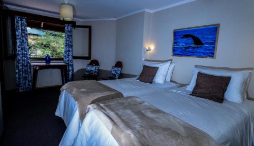 a bedroom with a large bed and a window at Hotel Las Cascadas in La Cumbrecita