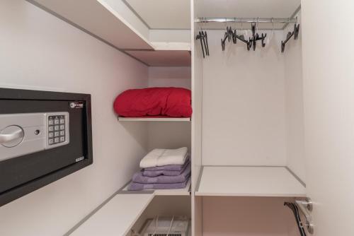 vestidor con toallas y microondas en New 4* apartment "Orto" in the center of Trogir, en Trogir