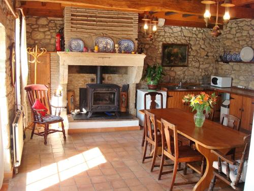 un salon avec une table et une cheminée dans l'établissement Holiday Home La Rose, à Barie
