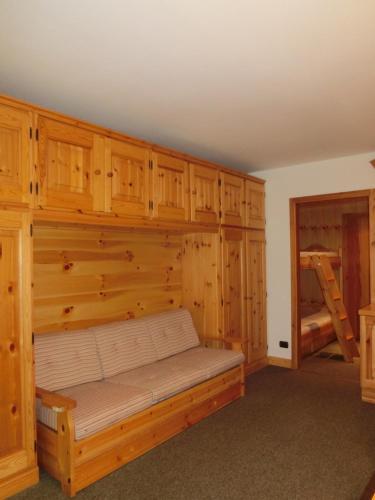 マドンナ・ディ・カンピリオにあるMonolocali Alberti - Silvanaの木製キャビネット付きのベッドルーム1室、ベッド1台が備わるベッドルーム1室が備わります。