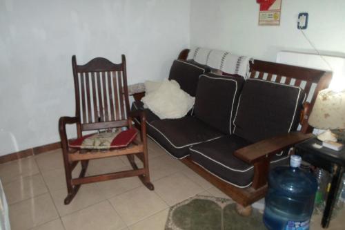 a living room with two chairs and a couch at La Casona de Susana in Colón
