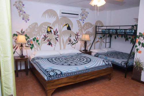 Voodi või voodid majutusasutuse Jungle Beach Hotel Manuel Antonio toas