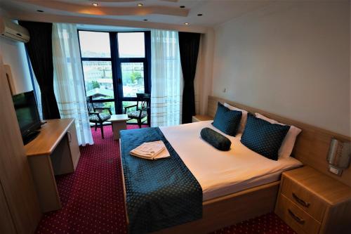 Ein Bett oder Betten in einem Zimmer der Unterkunft Hotel Pejton