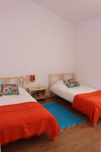 アルブフェイラにあるCasa Mar Azulのベッド2台が隣同士に設置された部屋です。