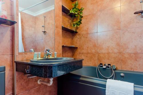 a bathroom with a sink and a mirror at Duplex El Manantial in El Puerto de Santa María
