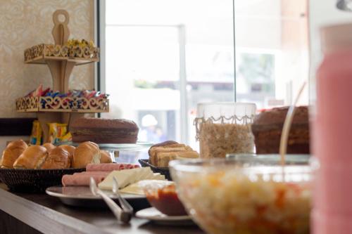 un comptoir avec différents types de pains et de viennoiseries dans l'établissement Vivaz Boutique Hotel, à Récife