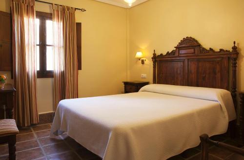 Säng eller sängar i ett rum på Hospedería Santiago