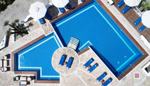 an overhead view of a swimming pool with chaise lounges at San Marco Hotel and Villas in Houlakia