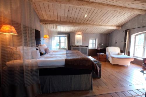 sypialnia z dużym łóżkiem w pokoju w obiekcie Les Rosées w mieście Mougins