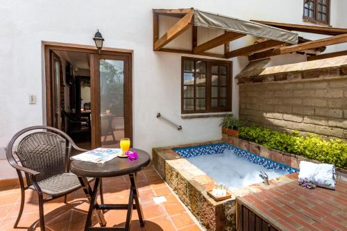 una bañera de hidromasaje en el patio trasero de una casa en Hotel y Spa Getsemani, en Villa de Leyva