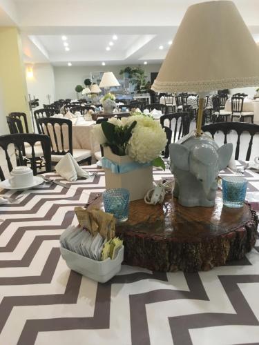 uma mesa com uma lâmpada em cima de uma mesa em Tabasco Inn em Villahermosa