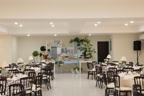 a dining room with tables and chairs and a room filled with tables and chairsktop at Tabasco Inn in Villahermosa