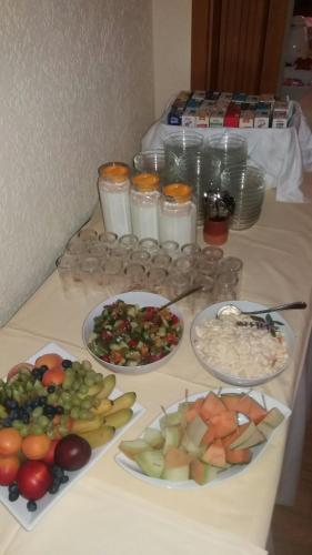 una mesa cubierta con platos de diferentes tipos de alimentos en Altes Wirtshaus Fördergersdorf Bed & Breakfast, en Tharandt