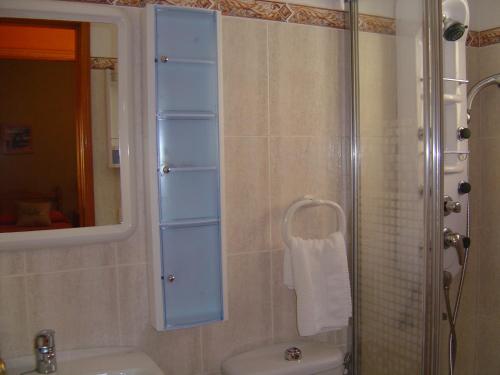 タサコルテにあるVista Hermosaのバスルーム(シャワー、トイレ、シンク付)