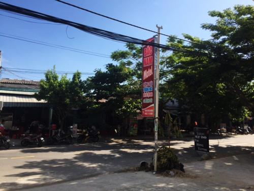 a sign for a store on the side of a street at Bắc Nam Hotel in Da Nang
