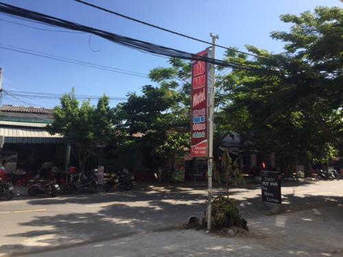 a sign on the side of a street at Bắc Nam Hotel in Da Nang