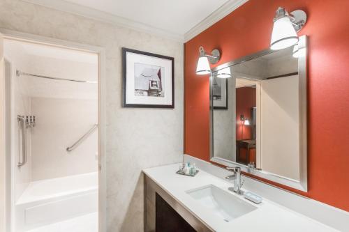 a bathroom with a sink and a mirror at La Hacienda San Jose Silicon Valley in San Jose