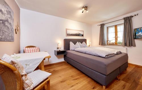 Schlafzimmer mit einem Bett, einem Tisch und Stühlen in der Unterkunft Ferienwohnung Graseck in Garmisch-Partenkirchen