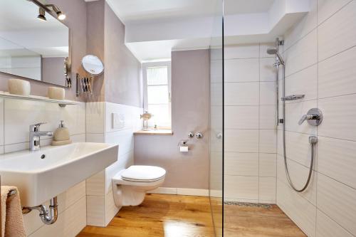 ein Bad mit einem WC, einem Waschbecken und einer Dusche in der Unterkunft Ferienwohnung Graseck in Garmisch-Partenkirchen