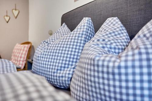 ein Haufen Kissen auf einem Bett in der Unterkunft Ferienwohnung Graseck in Garmisch-Partenkirchen