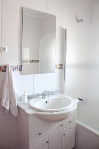 Bilik mandi di Cozy Rooms Vila do bispo