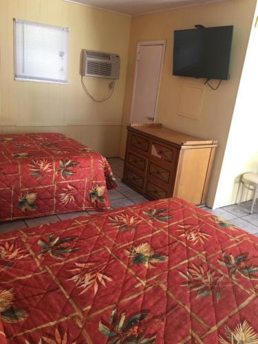 En eller flere senge i et værelse på Shelton Motel