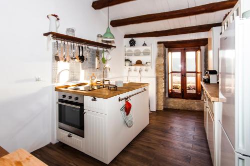 cocina con fregadero y fogones horno superior en La Casetta nel Borgo, en Montalbano Elicona