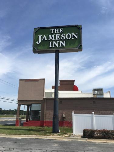 a sign for the jameson inn in front of a building at Jameson Inn Douglas in Douglas
