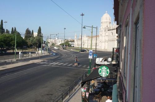 uma vista para uma rua da cidade com um edifício em Atelier - House in Belém em Lisboa