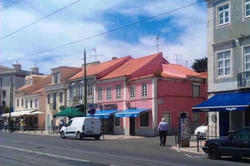 um grupo de edifícios numa rua da cidade em Atelier - House in Belém em Lisboa