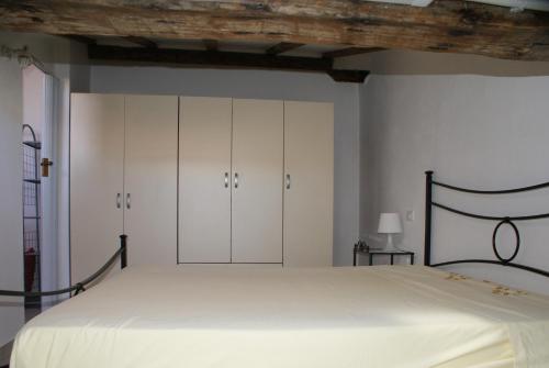 ラ・スペツィアにあるSotto Le Stelleのベッドルーム1室(大型ベッド1台、白いキャビネット付)