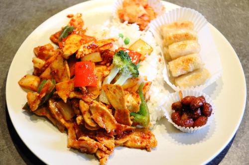 une assiette de nourriture à base de riz, de poulet et de légumes dans l'établissement Parisgaja, à Maisons-Alfort