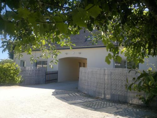 a white house with a gate and a fence at Residence des Ondines in Damgan