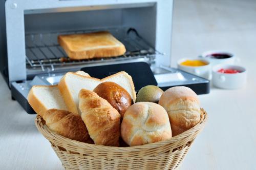 a basket filled with bread andgradedgraded buns in a microwave at Rembrandt Hotel Ebina in Ebina