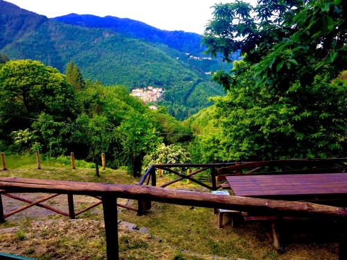 a wooden bench sitting on top of a mountain at B&B La Presa in Molino del Pallone