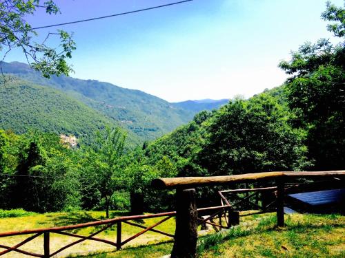 a wooden bench sitting on top of a mountain at B&B La Presa in Molino del Pallone