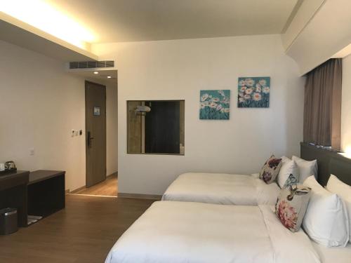 嘉義市的住宿－晨光飯店，酒店客房设有两张床和窗户。