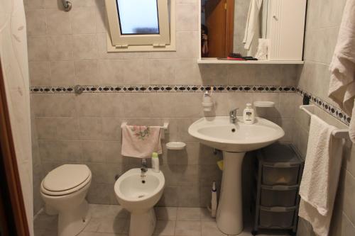 a bathroom with a toilet and a sink at Casa Assuntina in Acaya