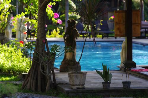 Kolam renang di atau dekat dengan Tirta Sari Bungalow