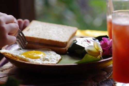 Makanan di atau berdekatan rumah tamu ini