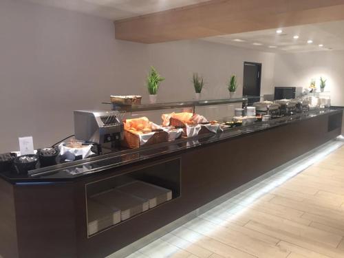 ein Buffet in einem Restaurant mit Speisen darauf in der Unterkunft Novina Sleep Inn Herzogenaurach in Herzogenaurach